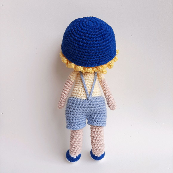 Boneco Menino de Crochê Amigurumi - Imagem 4