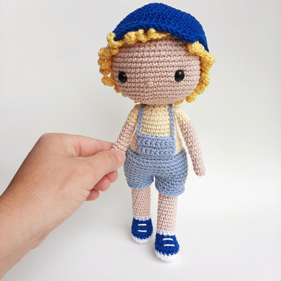 Boneco Menino de Crochê Amigurumi - Imagem 3