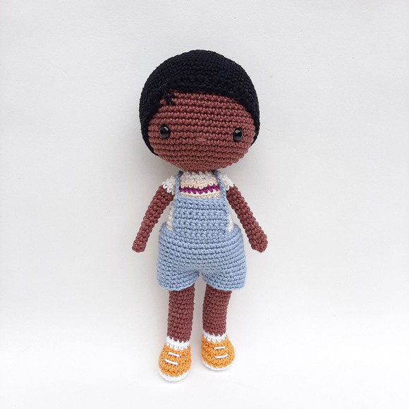 Boneco Menino Negro de Crochê Amigurumi - Imagem 3