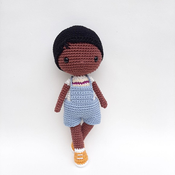 Boneco Menino Negro de Crochê Amigurumi - Imagem 2