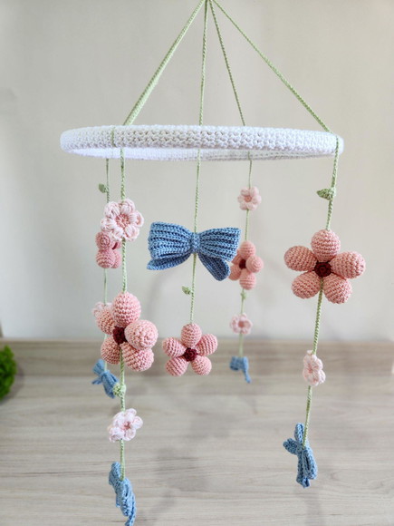 Mobile de Berço Flores e Laços Amigurumi Crochê - Imagem 4