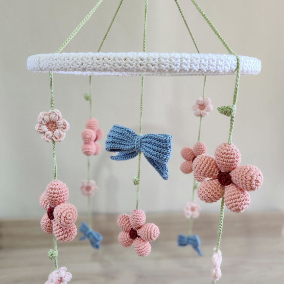 Mobile de Berço Flores e Laços Amigurumi Crochê - Imagem 2