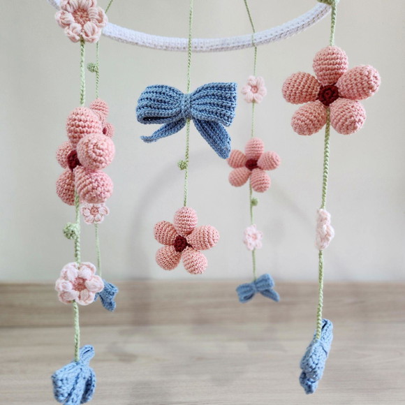 Mobile de Berço Flores e Laços Amigurumi Crochê - Imagem 3