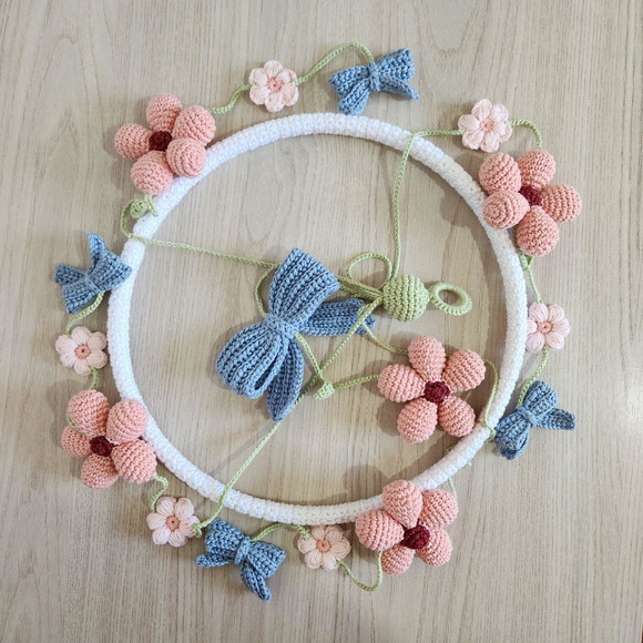 Mobile de Berço Flores e Laços Amigurumi Crochê