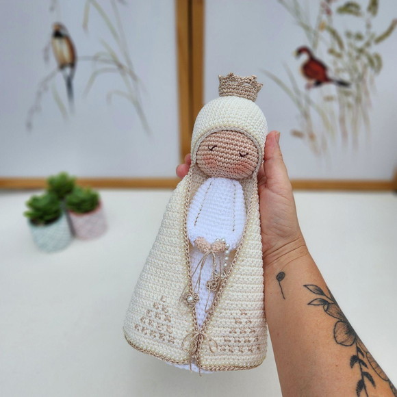 Nossa Senhora de Crochê Alongada Amigurumi Santinha - Imagem 3