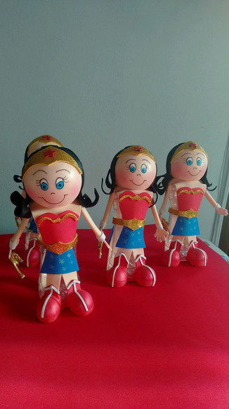 Mulher Maravilha centro de mesa - Imagem 5