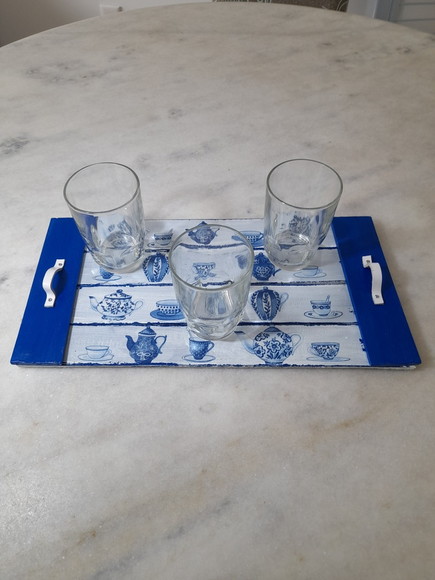 Bandeja de Madeira Azul com Pátina Branca Decorada - Imagem 5