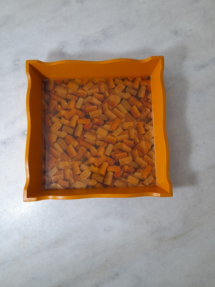 Bandeja em mdf Trabalhada na Cor Mostarda Imagem de Cortiça - Imagem 3