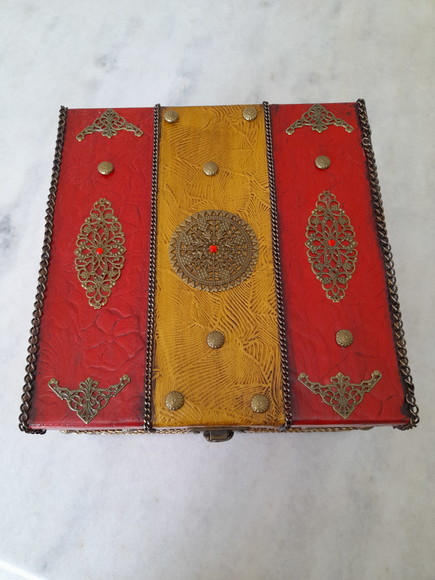 Caixa Bau em mdf Vermelho e Dourado com Envelhecimento - Imagem 3