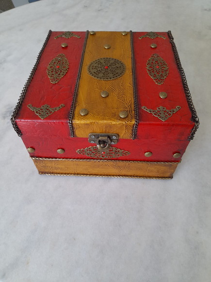 Caixa Bau em mdf Vermelho e Dourado com Envelhecimento