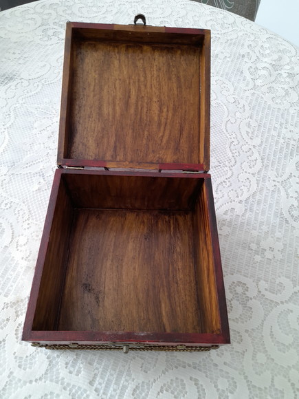 Caixa Bau em mdf Vermelho e Dourado com Envelhecimento - Imagem 4