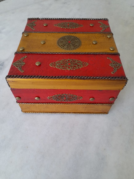 Caixa Bau em mdf Vermelho e Dourado com Envelhecimento - Imagem 2