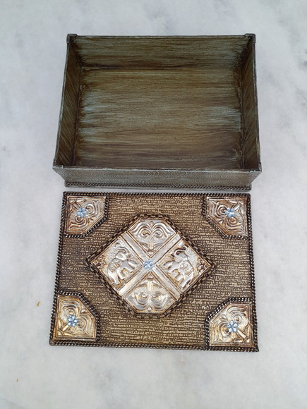 Caixa em mdf Azul Clara Decorada com Latonagem e Corrente - Imagem 4