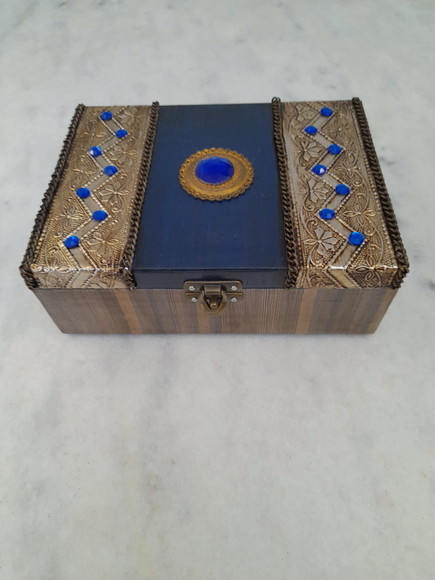 Caixa em mdf Azul e Branca Decorada com Latonagem Envelhecid