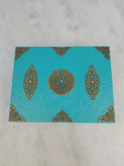 Caixa em mdf na Cor Turquesa Decorada com Ferragens