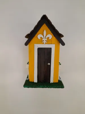 Mini casa decorado com palito nas cores amarelo , branca e marrom