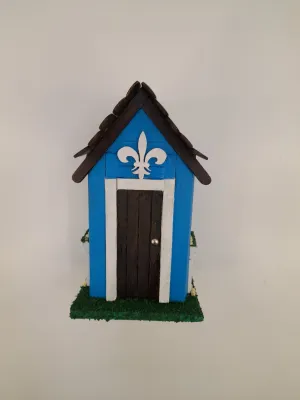 Mini casa decorada com palitos nas cores azul e branca