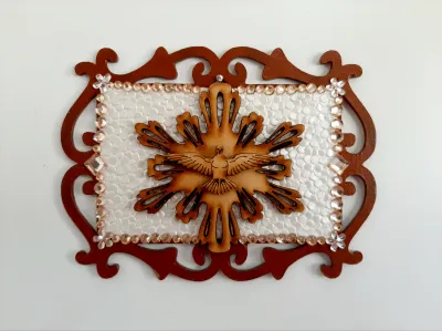 Placa em mdf decorado com divino espirito santo branco e marrom