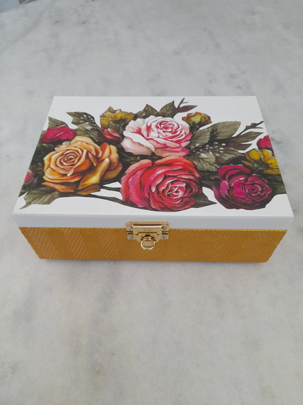 Caixa em mdf para joia/biju branca e dourada decoração flora 6 divisórias