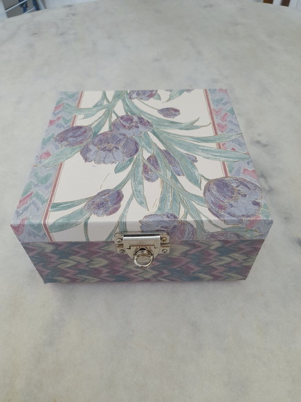 Caixa em mdf para Joia/bijuteria Branca e Lilás com Floral