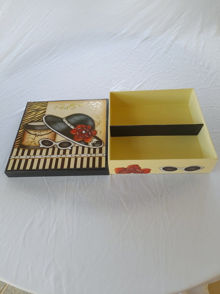 Caixa em mdf para Joias / Bijuteria com Chapéu e Óculos - Imagem 4
