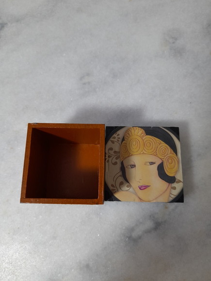Caixa em mdf Pequena Marrom e Preta c/ Dama - Imagem 5