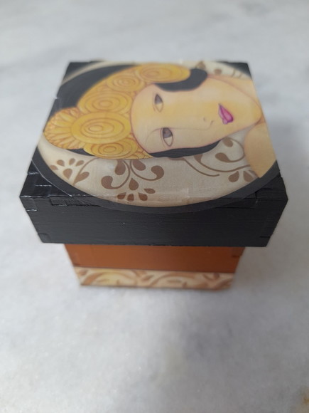 Caixa em mdf Pequena Marrom e Preta c/ Dama - Imagem 2