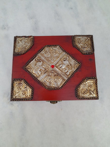 Caixa em mdf Vermelha Decorada com Latonagem - Imagem 3