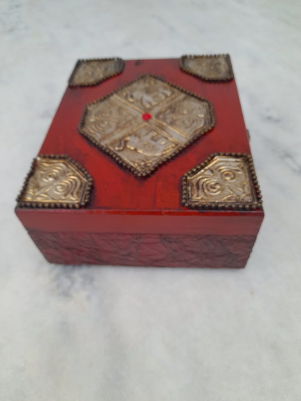 Caixa em mdf Vermelha Decorada com Latonagem - Imagem 2