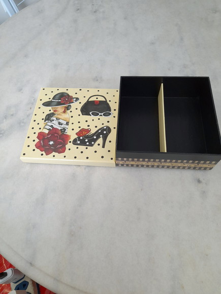 Caixa para Joia / Bijuteria em mdf Marfim e Preto com Dama - Imagem 4