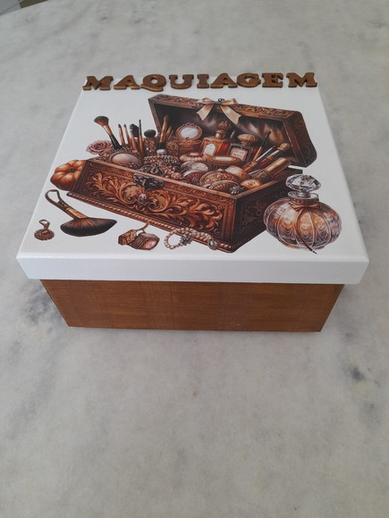 Caixa para Maquiagem Branca e Dourada Decorada c/ 2 Divisóri