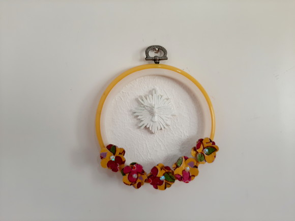 Divino com Aro Branco e Amarelo Decorado com Flores - Imagem 2