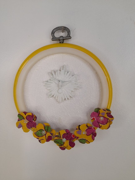 Divino com Aro Branco e Amarelo Decorado com Flores - Imagem 3