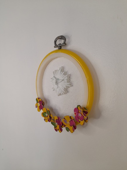 Divino com Aro Branco e Amarelo Decorado com Flores - Imagem 5