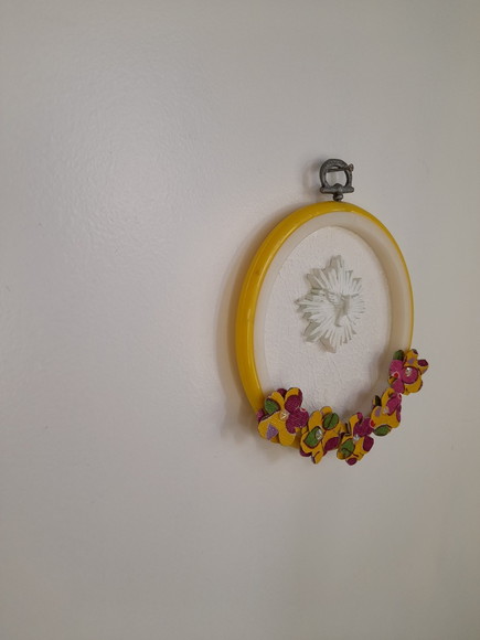 Divino com Aro Branco e Amarelo Decorado com Flores - Imagem 4