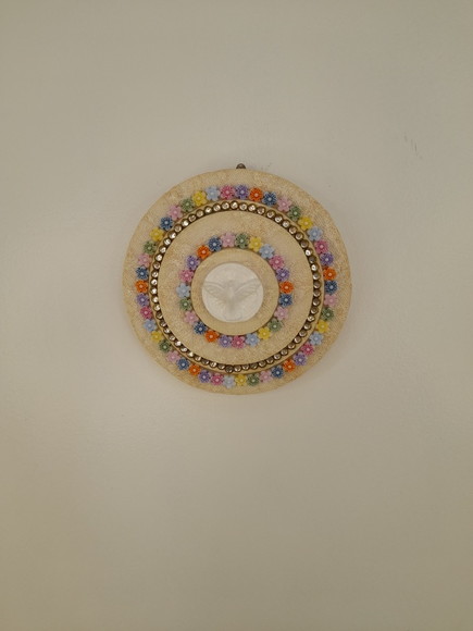 Divino em Placa de mdf Redonda Decorada com Flores Coloridas