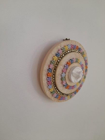 Divino em Placa de mdf Redonda Decorada com Flores Coloridas - Imagem 4