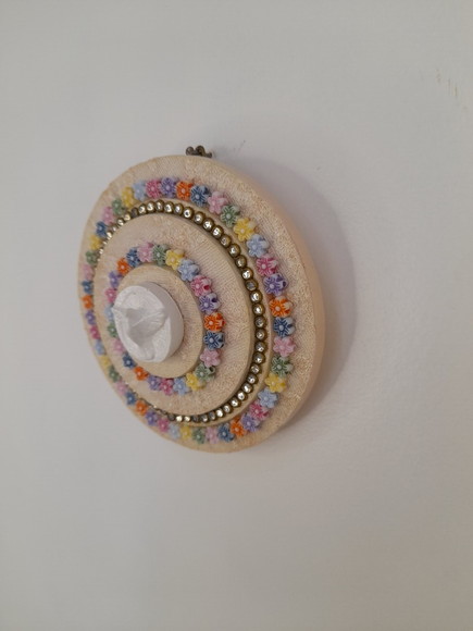Divino em Placa de mdf Redonda Decorada com Flores Coloridas - Imagem 5