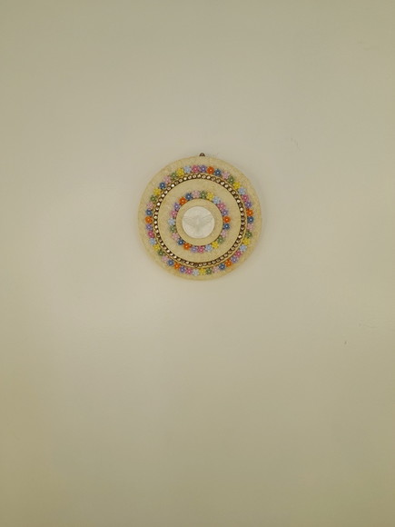 Divino em Placa de mdf Redonda Decorada com Flores Coloridas - Imagem 2
