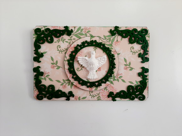 Divino em Quadro de mdf Verde com Fundo Floral