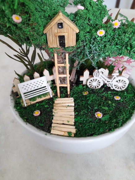 Mini Jardim em Vaso de Louça Branco Decorados com Miniaturas - Imagem 2