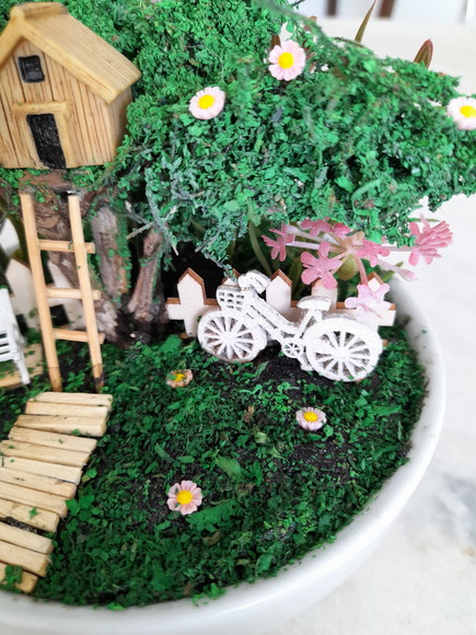 Mini Jardim em Vaso de Louça Branco Decorados com Miniaturas - Imagem 4
