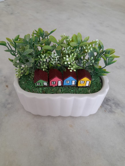 Mini Jardim Num Vaso de Louça Branca Decorado com Miniaturas