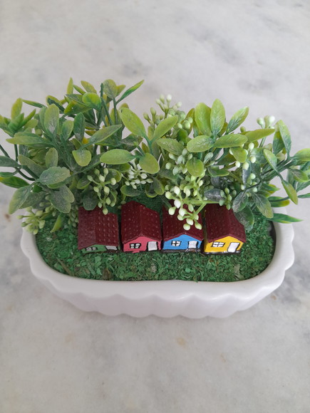 Mini Jardim Num Vaso de Louça Branca Decorado com Miniaturas - Imagem 3