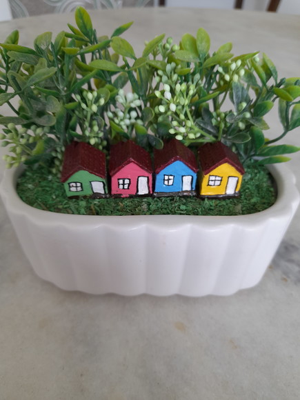 Mini Jardim Num Vaso de Louça Branca Decorado com Miniaturas - Imagem 2