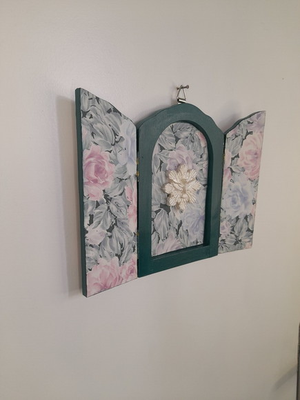 Oratório em mdf Pintado de Verde Estampa Floral com Divino - Imagem 4