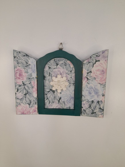 Oratório em mdf Pintado de Verde Estampa Floral com Divino - Imagem 3