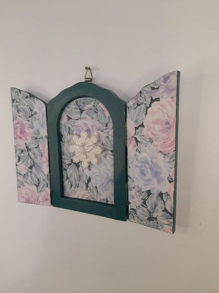 Oratório em mdf Pintado de Verde Estampa Floral com Divino - Imagem 5