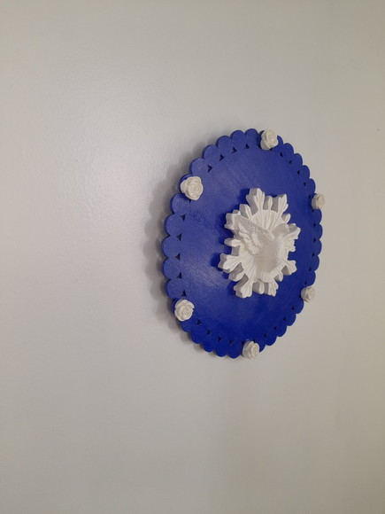 Placa de mdf Azul Royal Decorada com Divino e Mini Rosas - Imagem 4