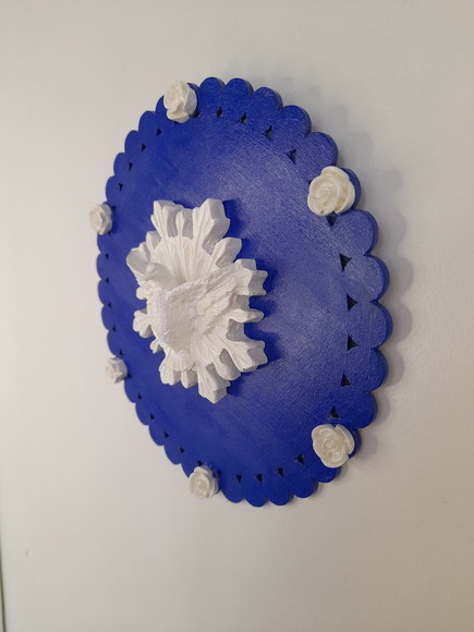 Placa de mdf Azul Royal Decorada com Divino e Mini Rosas - Imagem 5